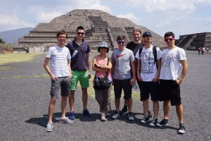 Francesca a naše skupina před Pyramidou Měsíce.
